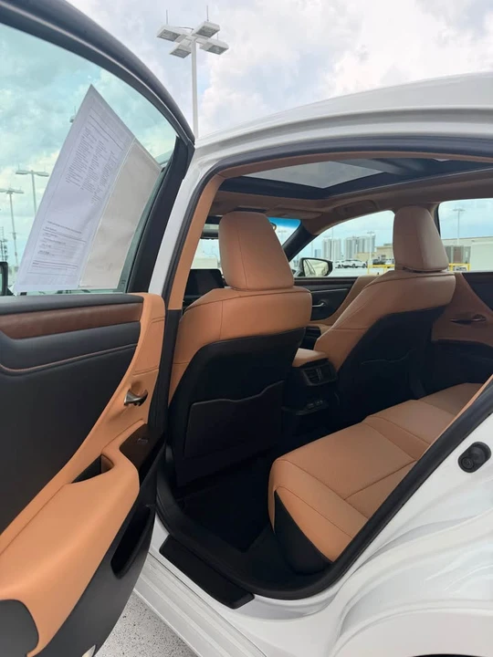 2023 Lexus ES 7th Gen - Image 10 of 18