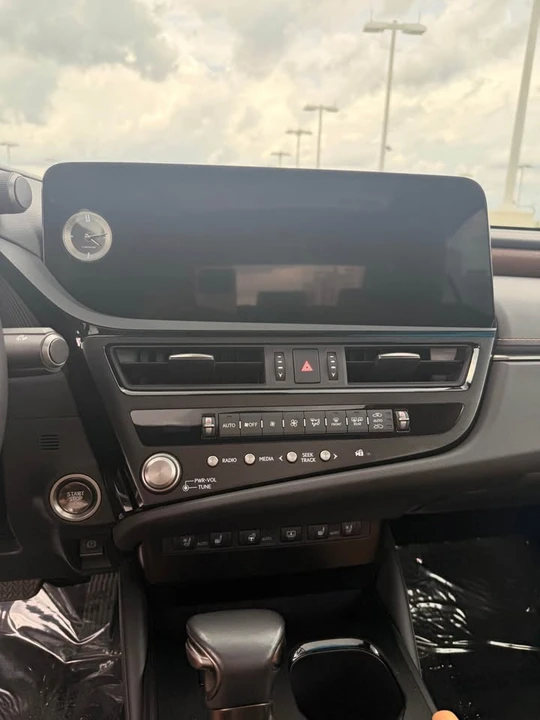 2023 Lexus ES 7th Gen - Image 17 of 18