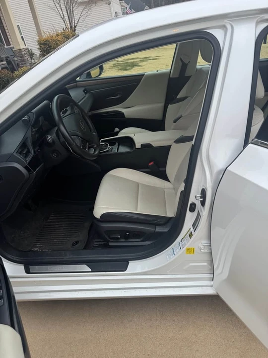 2023 Lexus ES 7th Gen - Image 5 of 6