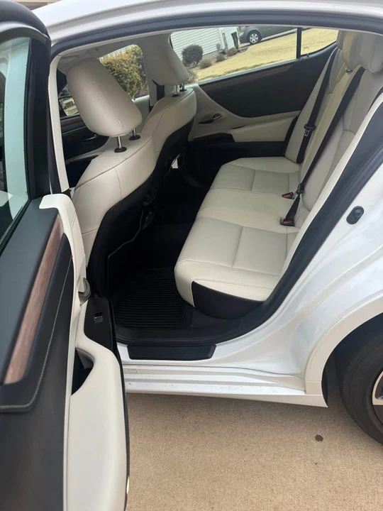 2023 Lexus ES 7th Gen - Image 4 of 6