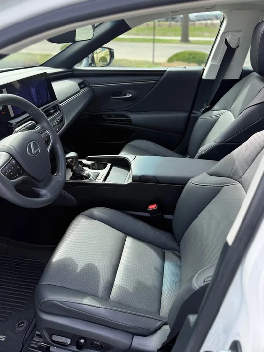 2023 Lexus ES 7th Gen - Image 9 of 14