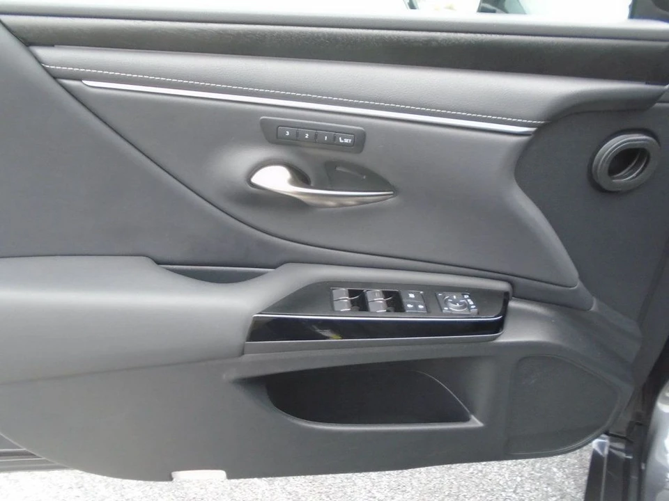 2023 Lexus ES 7th Gen - Image 11 of 12