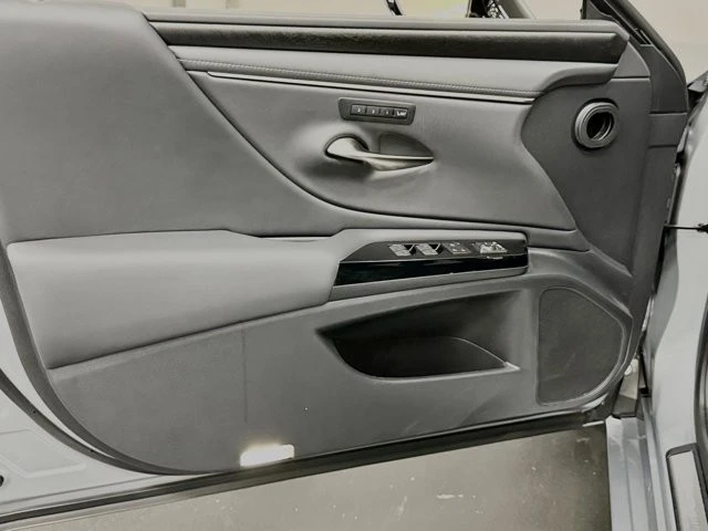 2023 Lexus ES 7th Gen - Image 19 of 21