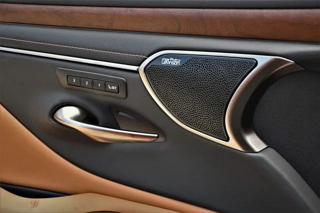 2023 Lexus ES 7th Gen - Image 13 of 21