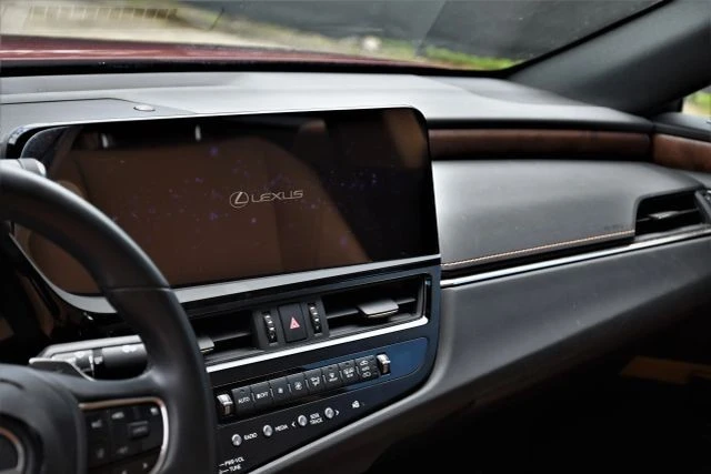 2023 Lexus ES 7th Gen - Image 9 of 21