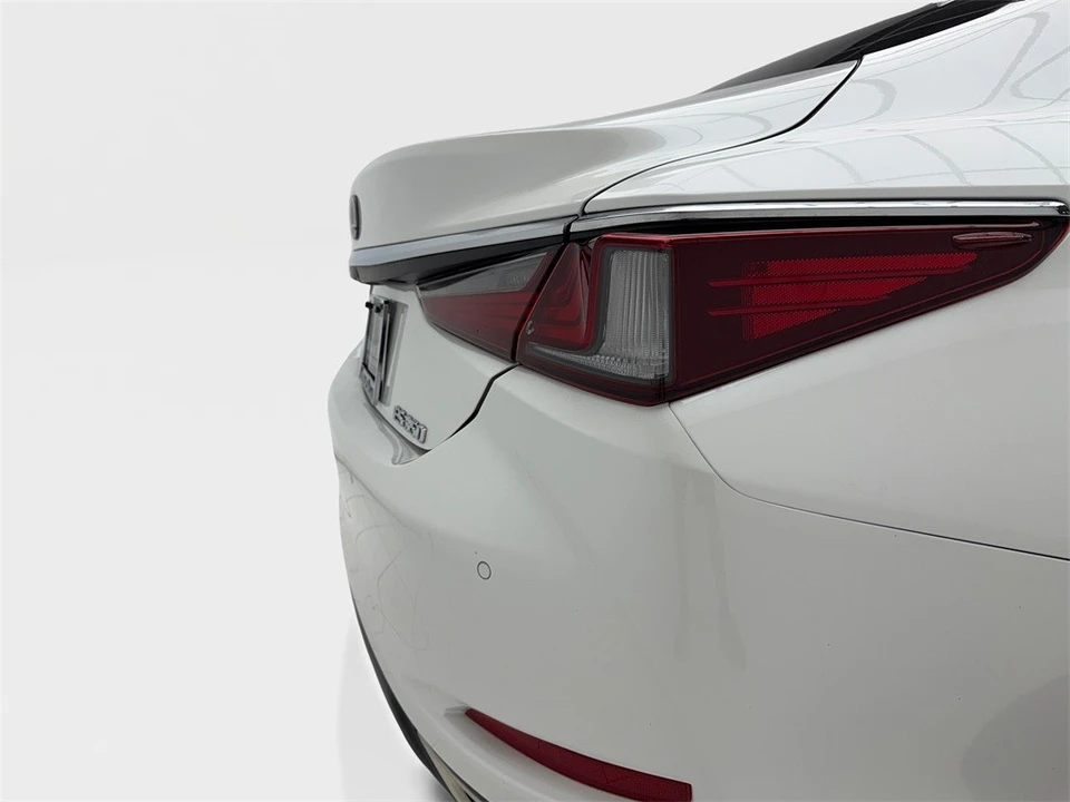2023 Lexus ES 7th Gen - Image 9 of 12