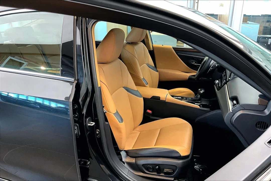 2023 Lexus ES 7th Gen - Image 11 of 12