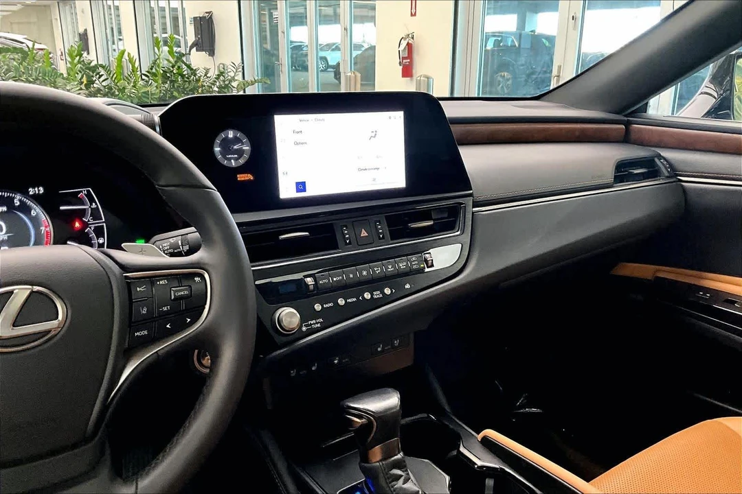 2023 Lexus ES 7th Gen - Image 9 of 12