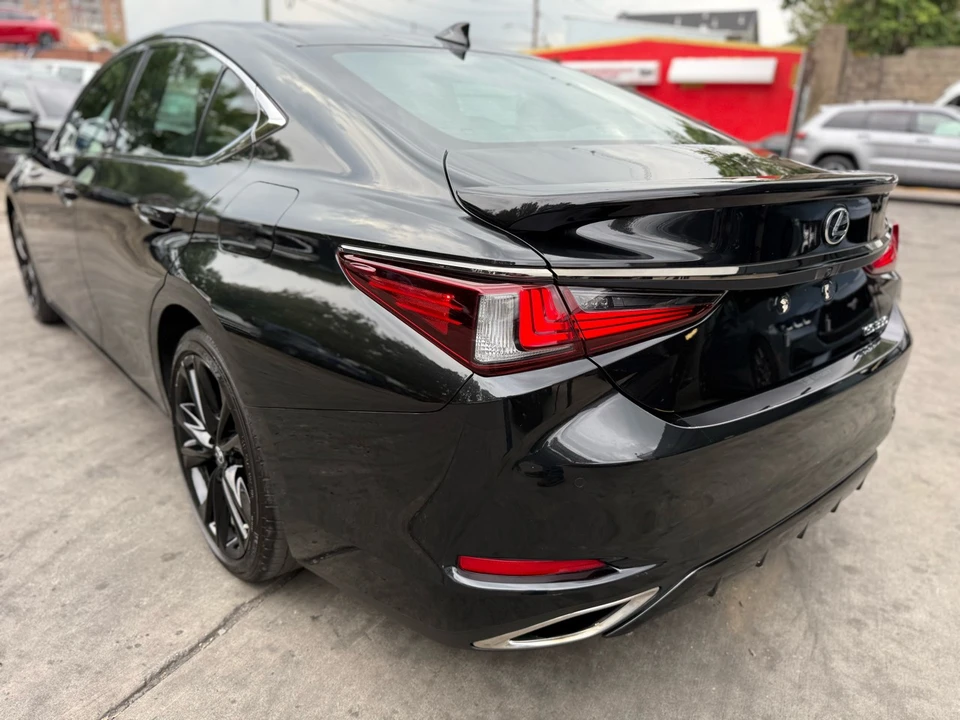 2023 Lexus ES 7th Gen - Image 12 of 21