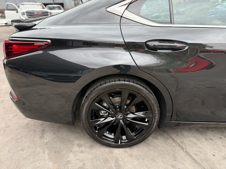 2023 Lexus ES 7th Gen - Image 10 of 21