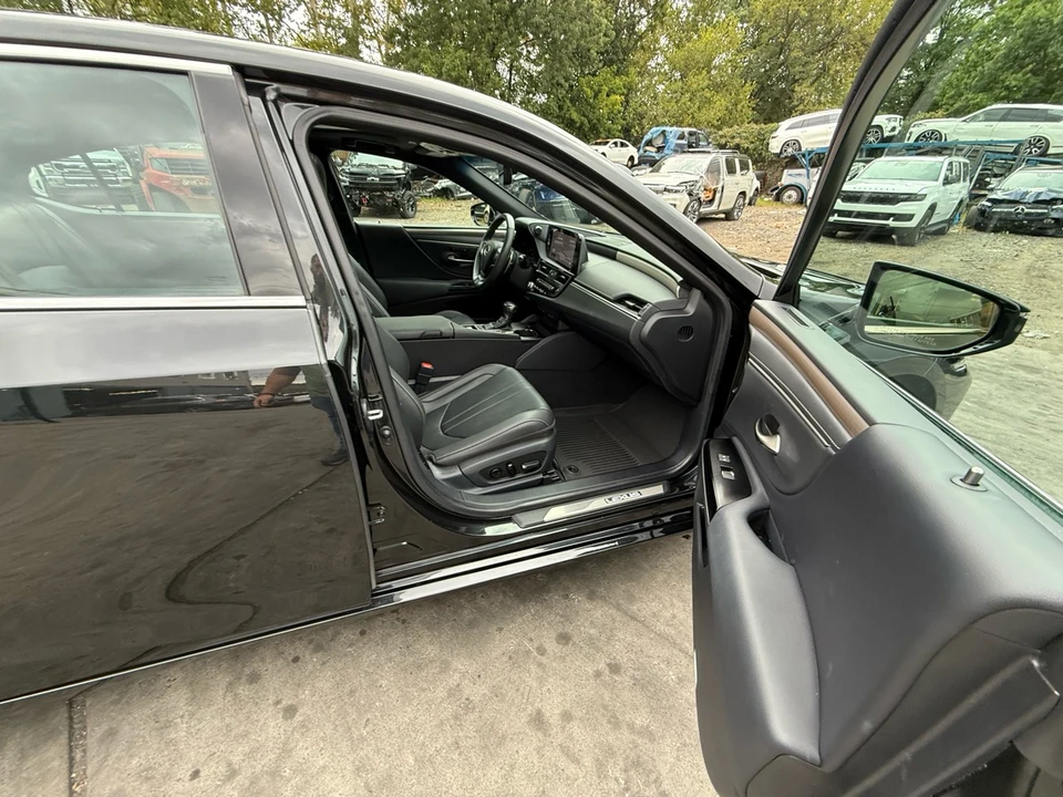 2023 Lexus ES 7th Gen - Image 17 of 21