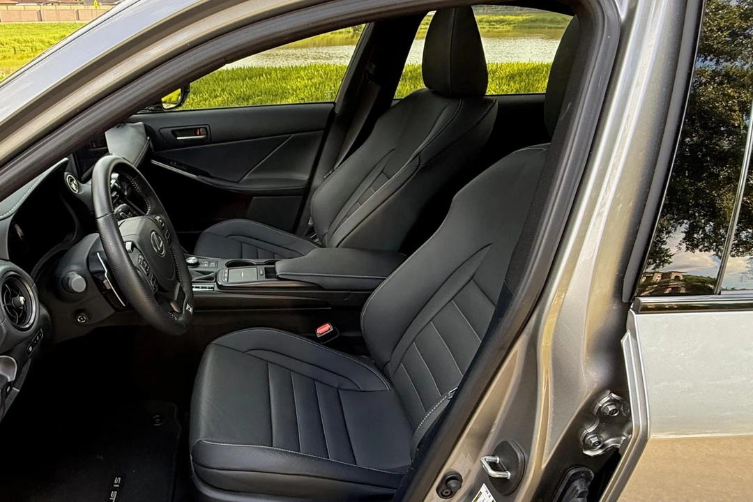 2023 Lexus IS 3rd Gen - Image 21 of 31