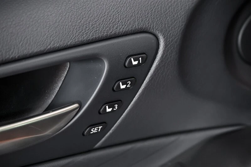 2023 Lexus IS 3rd Gen - Image 15 of 31