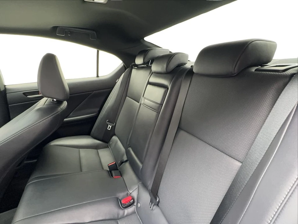 2023 Lexus IS 3rd Gen - Image 25 of 31