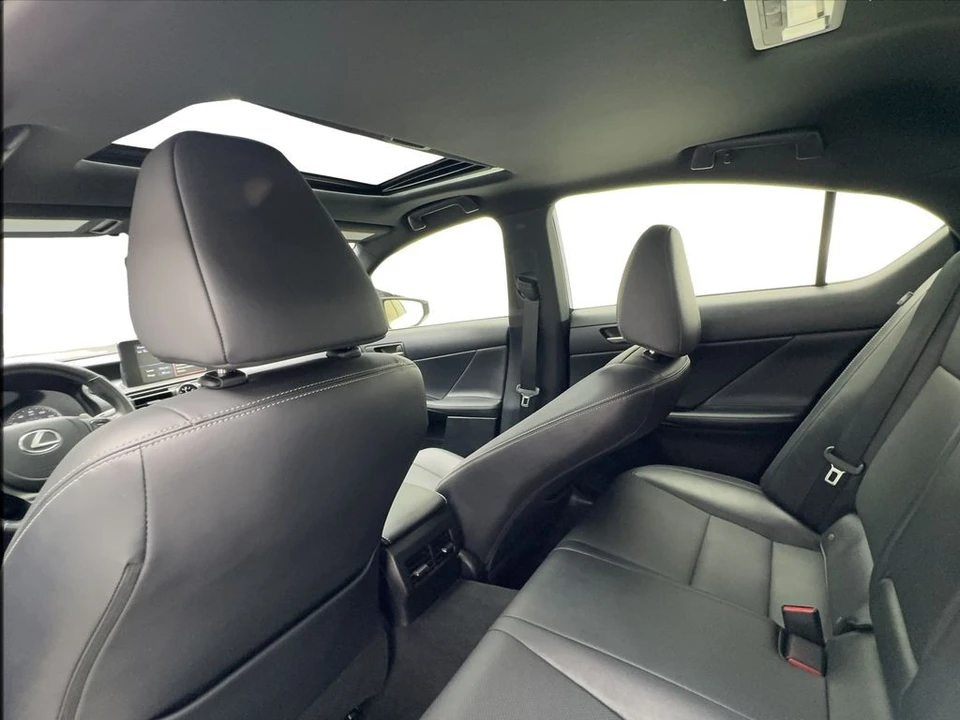 2023 Lexus IS 3rd Gen - Image 24 of 31