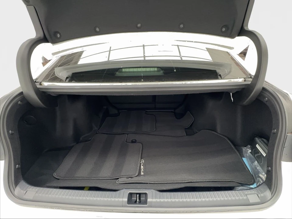 2023 Lexus IS 3rd Gen - Image 17 of 31