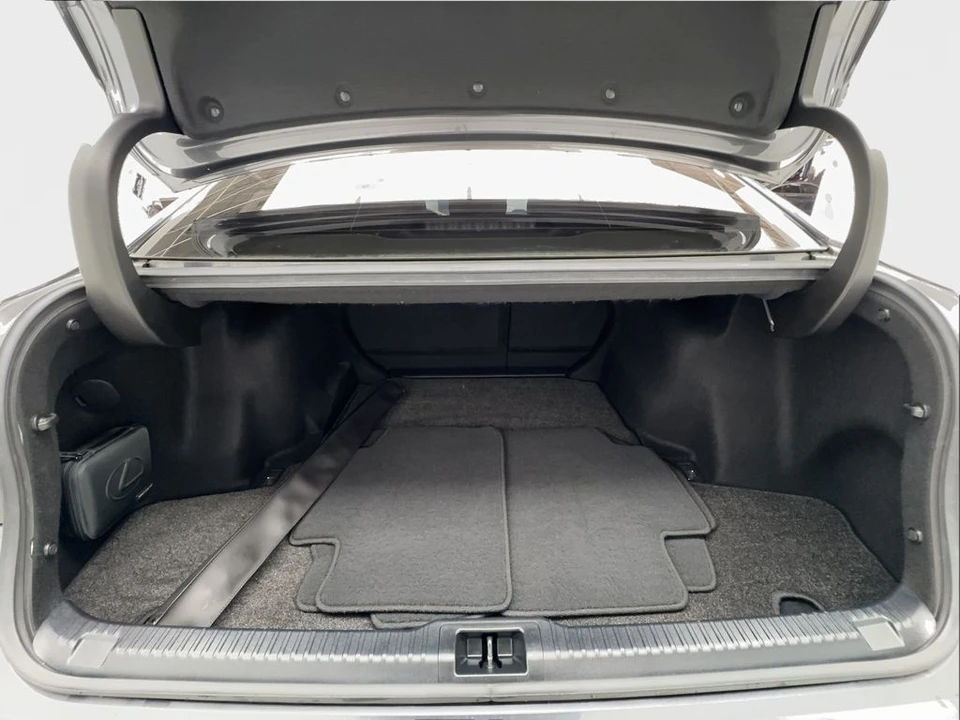 2023 Lexus IS 3rd Gen - Image 17 of 31