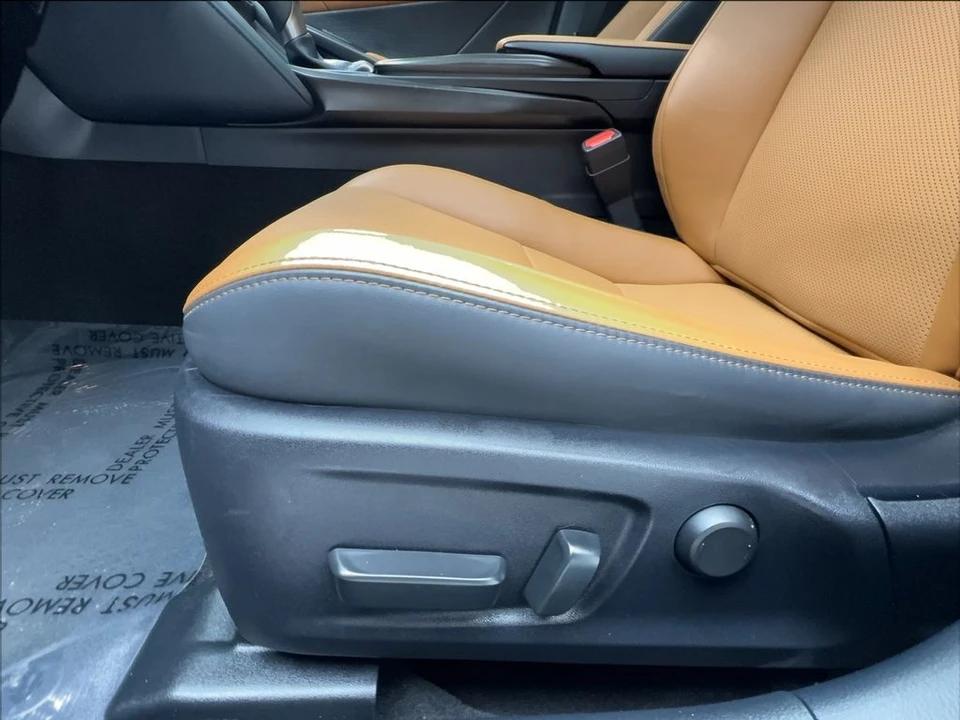 2023 Lexus IS 3rd Gen - Image 21 of 31