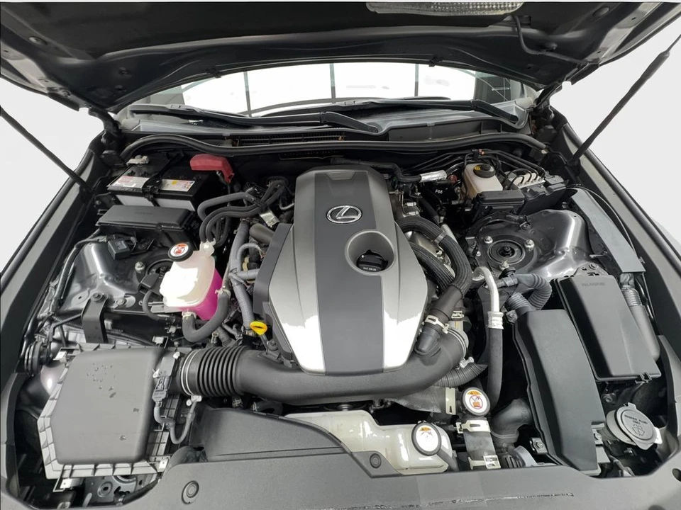 2023 Lexus IS 3rd Gen - Image 18 of 31