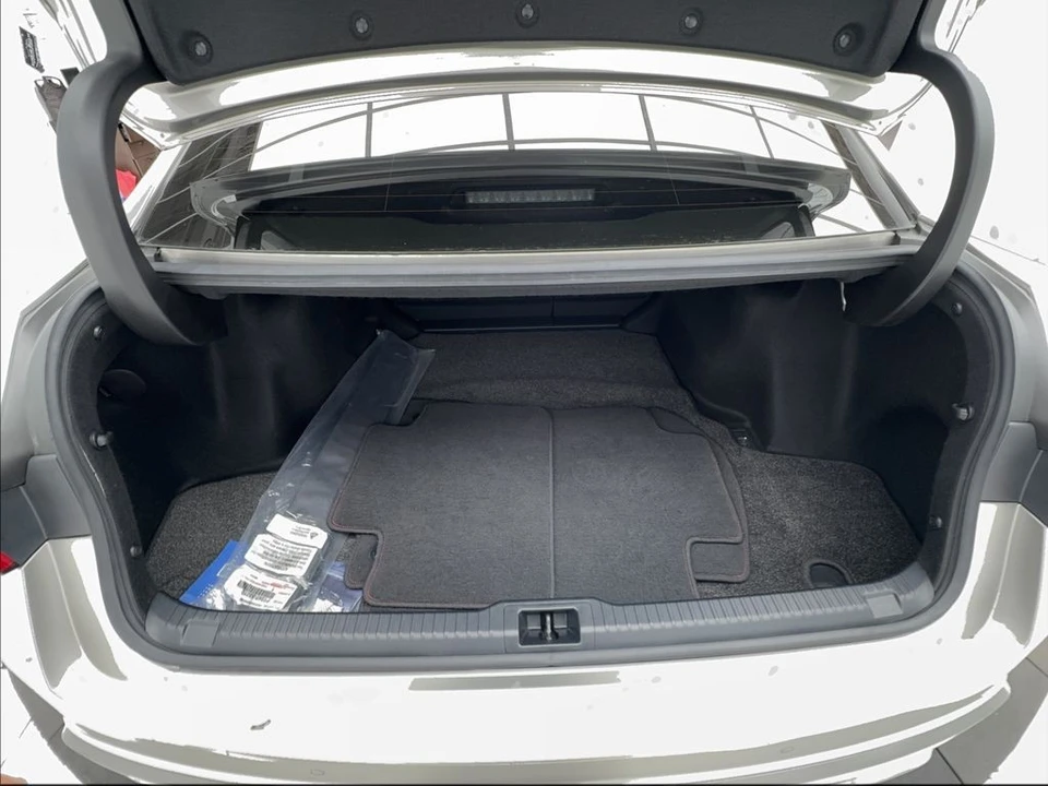 2023 Lexus IS 3rd Gen - Image 17 of 31