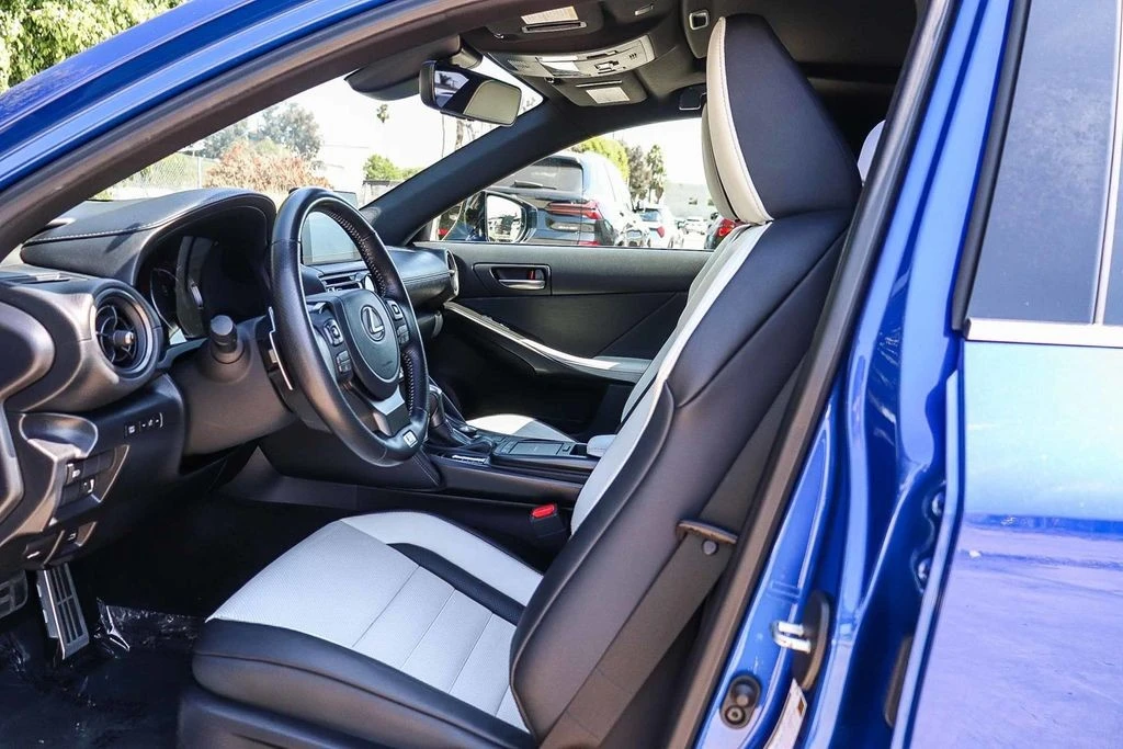 2023 Lexus IS - Image 20 of 31