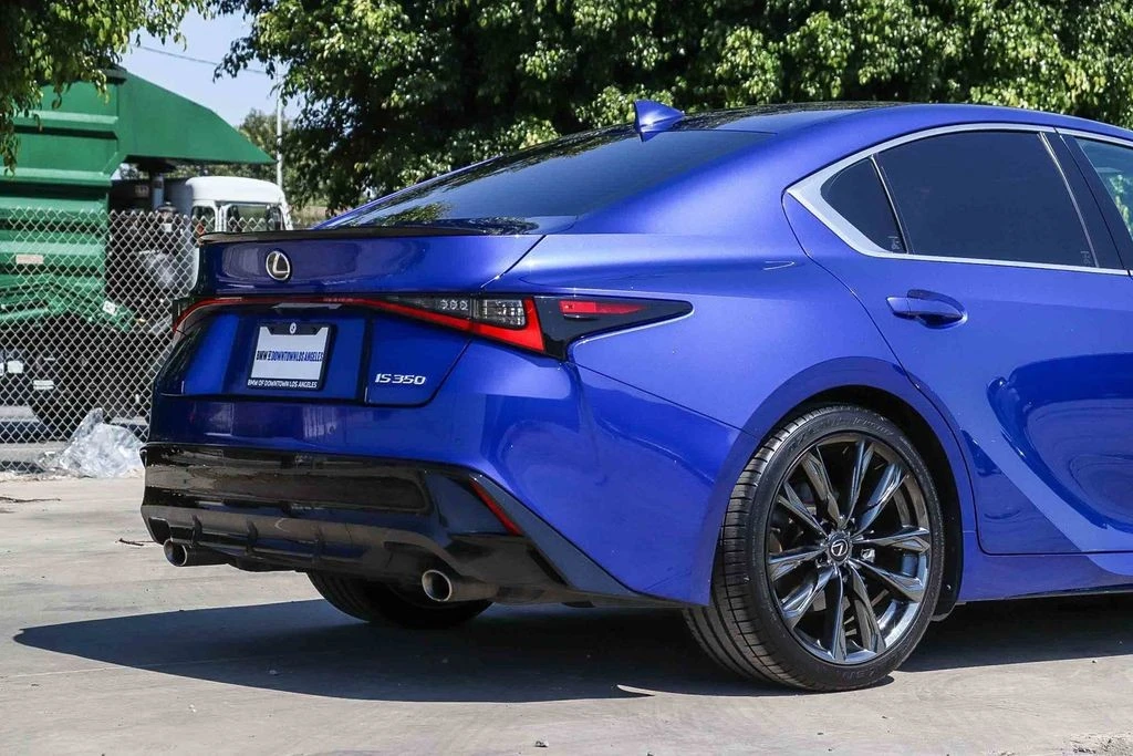2023 Lexus IS - Image 11 of 31