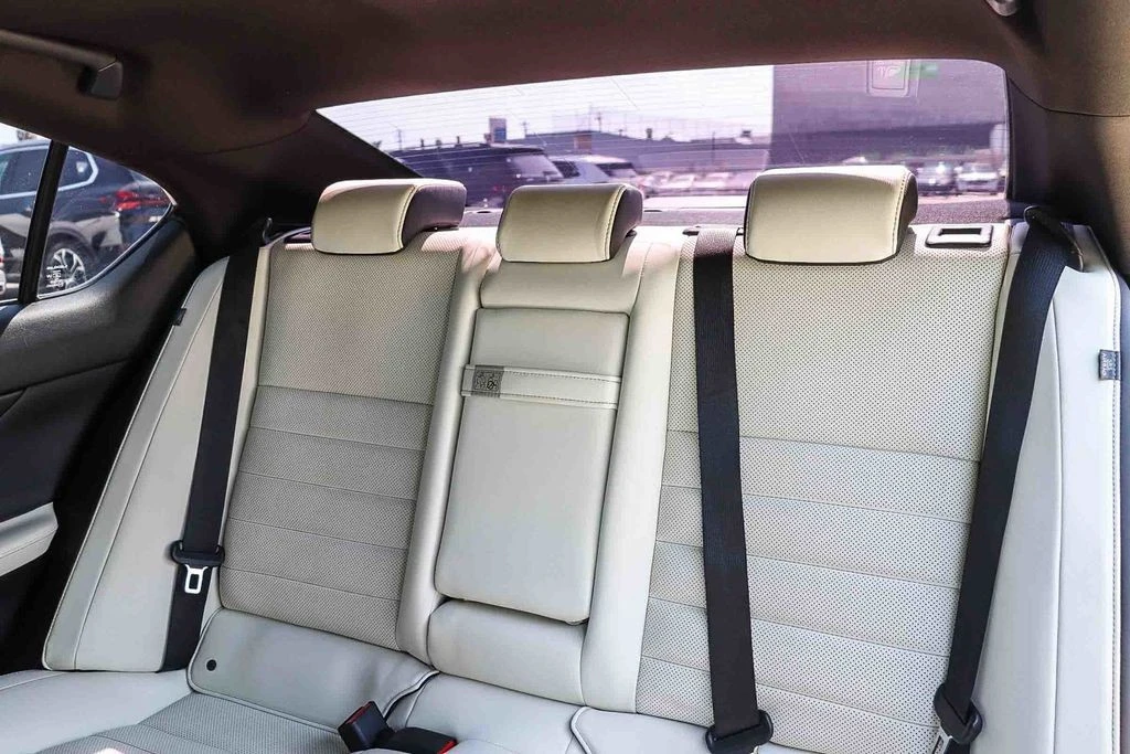 2023 Lexus IS 3rd Gen - Image 21 of 31
