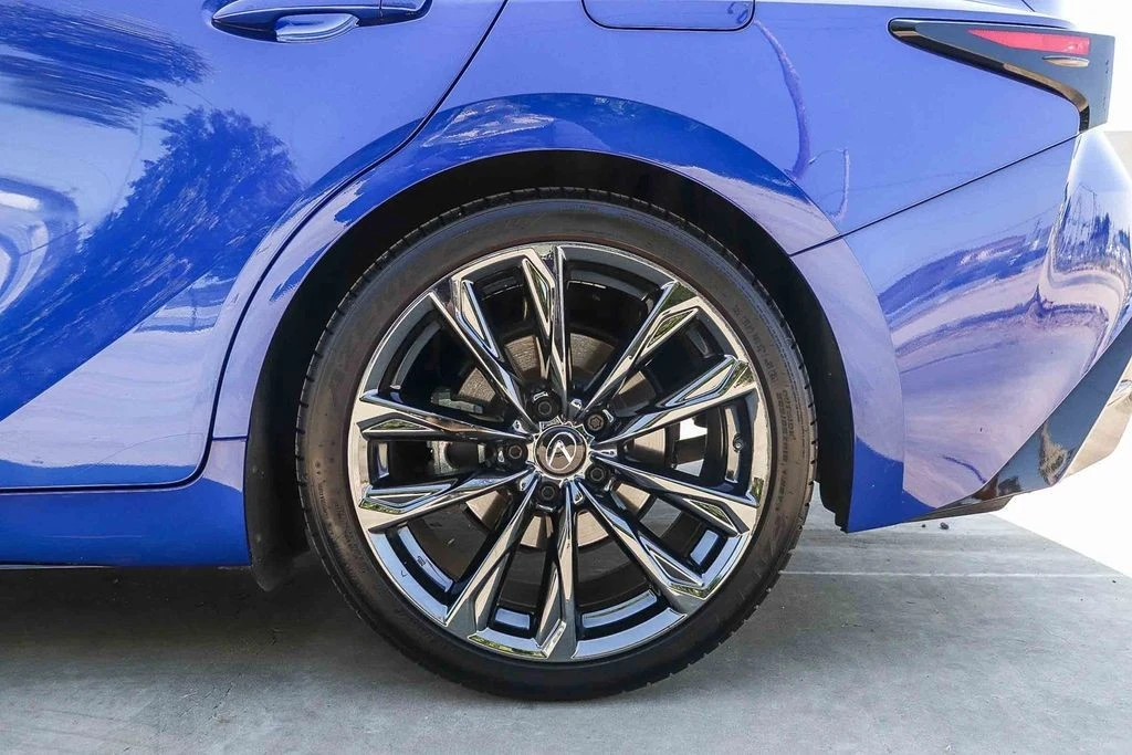 2023 Lexus IS - Image 12 of 31