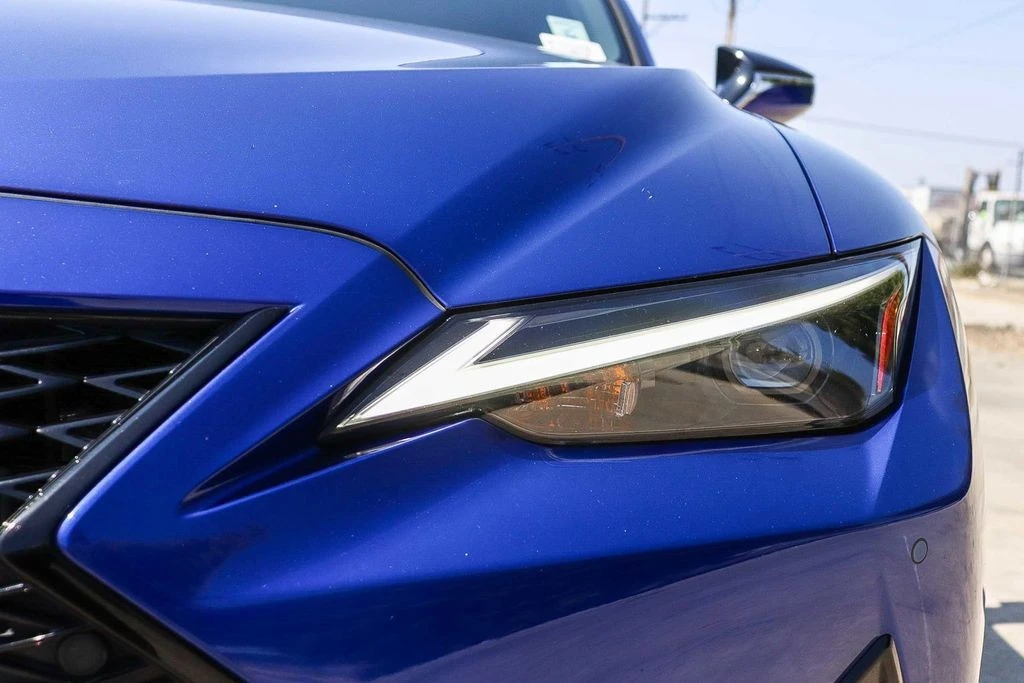 2023 Lexus IS - Image 9 of 31
