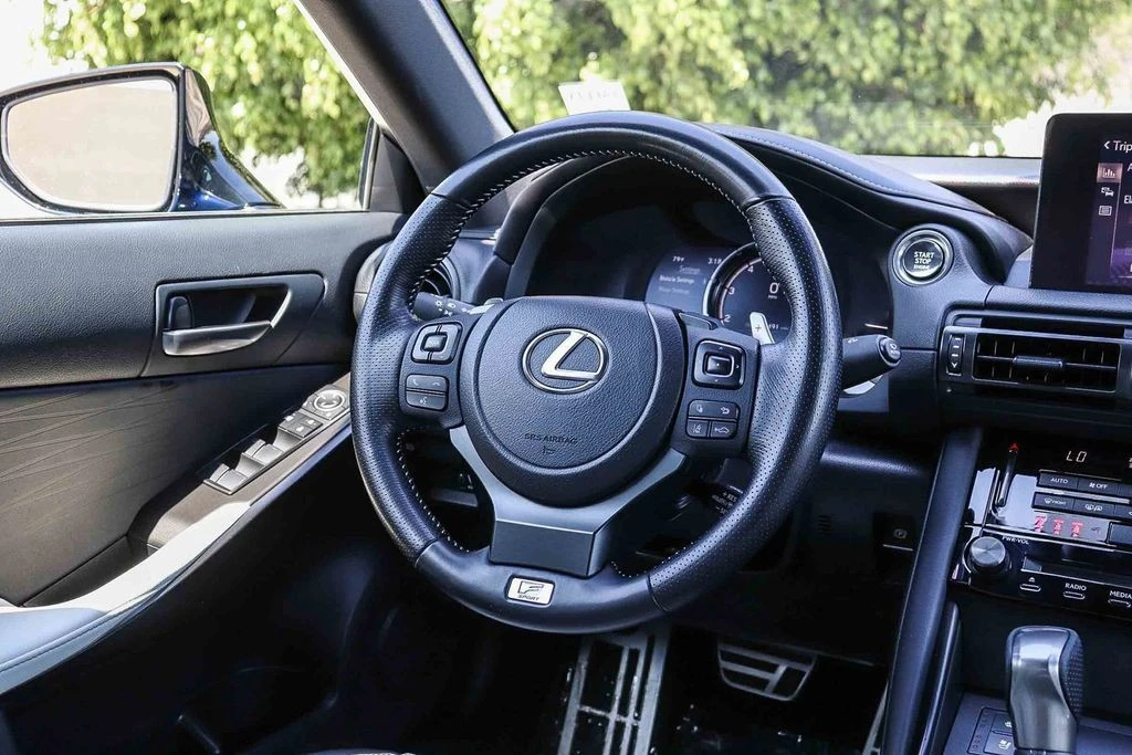 2023 Lexus IS - Image 18 of 31