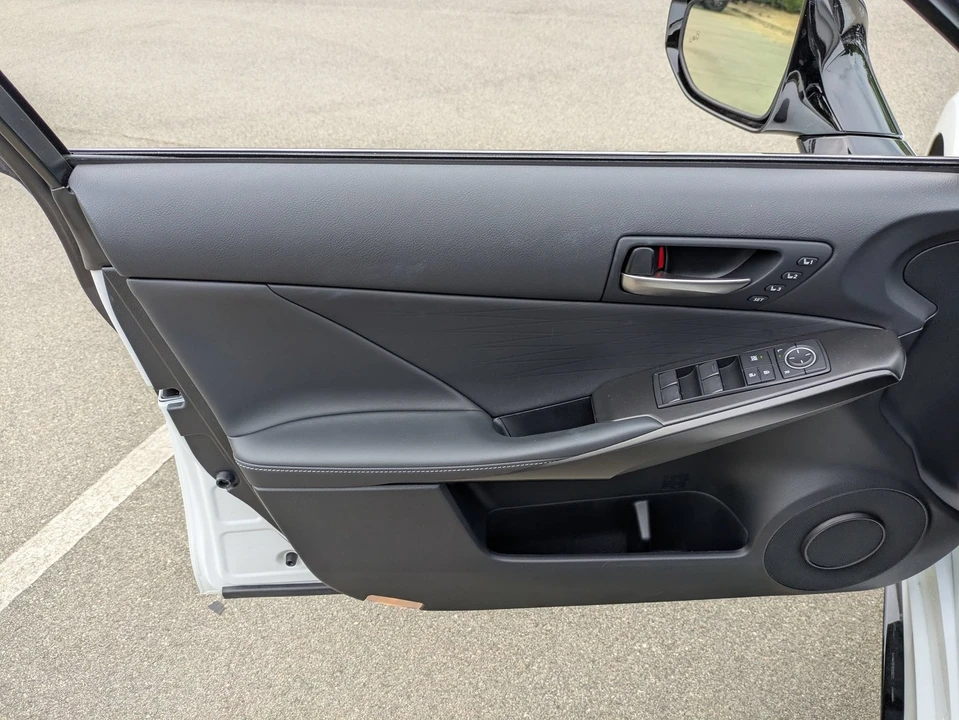 2023 Lexus IS 3rd Gen - Image 15 of 31
