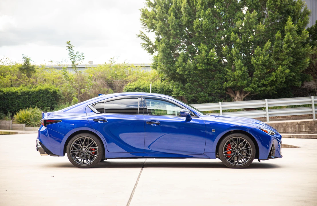 2023 Lexus IS 3rd Gen - Image 19 of 31