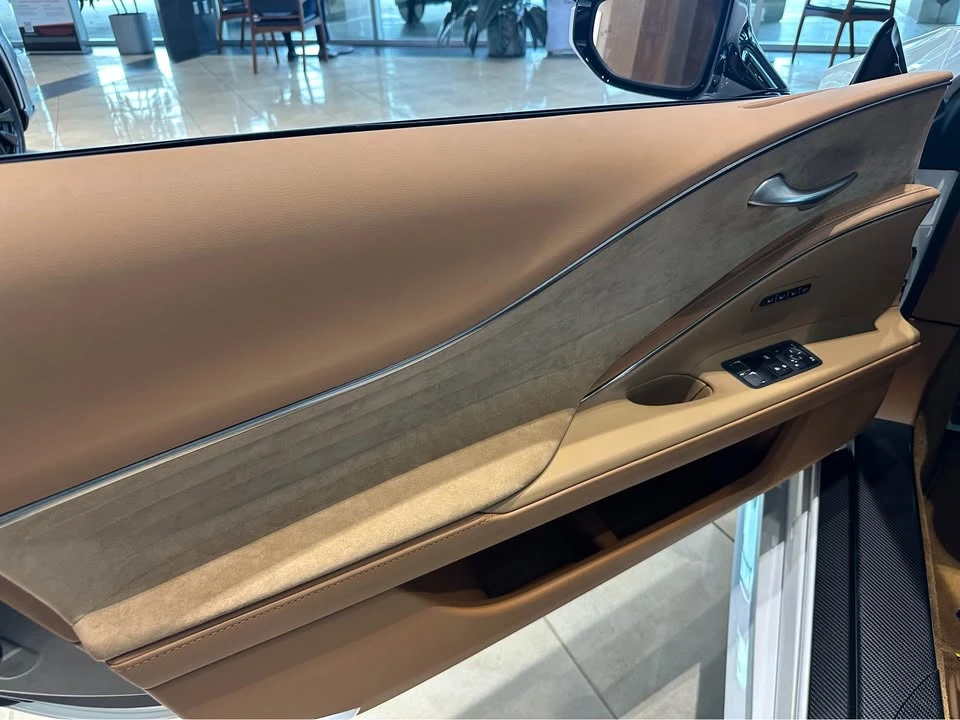 2023 Lexus LC - Image 14 of 17