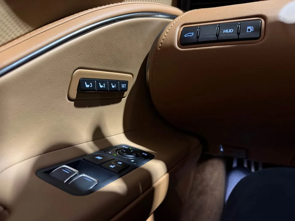 2023 Lexus LC - Image 14 of 19