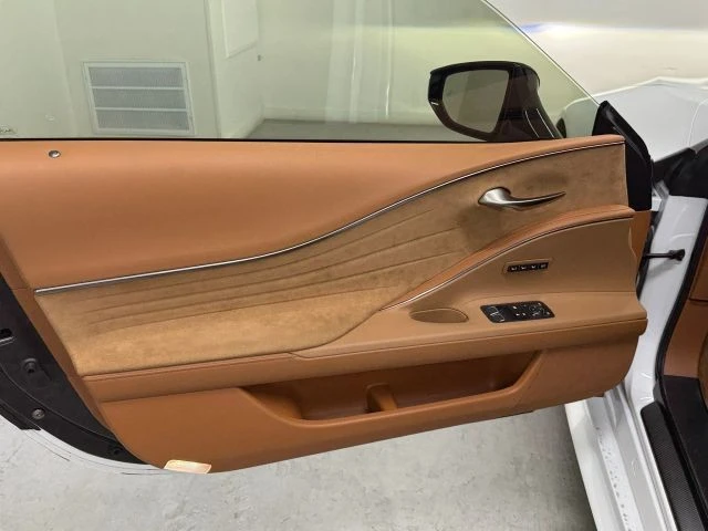 2023 Lexus LC - Image 17 of 31