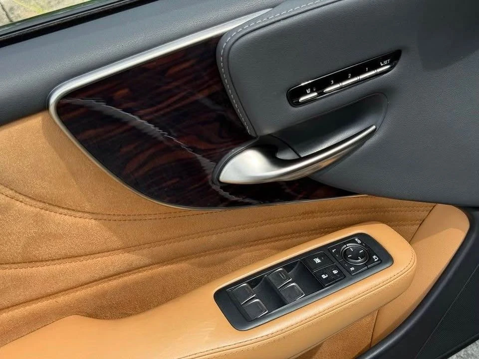 2023 Lexus LS 5th Gen - Image 10 of 17
