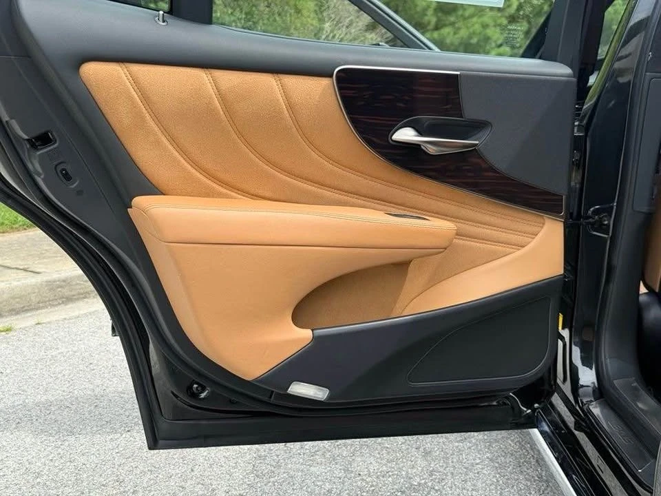 2023 Lexus LS 5th Gen - Image 15 of 17