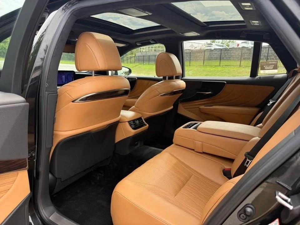 2023 Lexus LS 5th Gen - Image 16 of 17