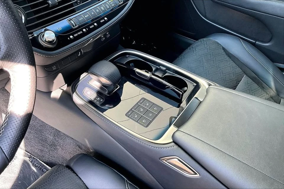 2023 Lexus LS 5th Gen - Image 12 of 19