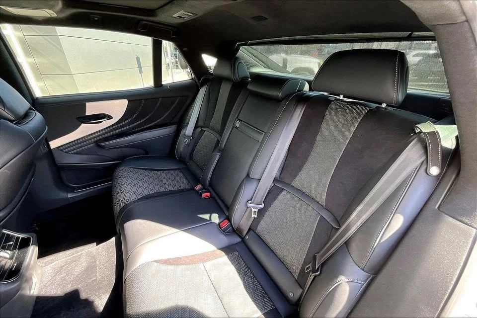 2023 Lexus LS 5th Gen - Image 18 of 19