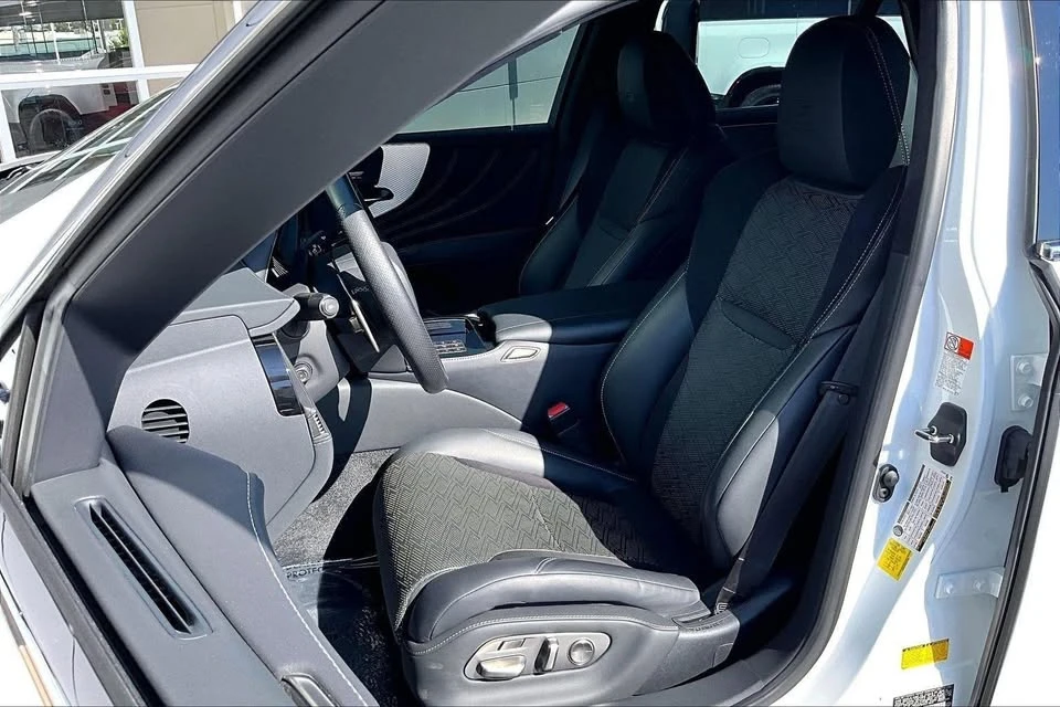 2023 Lexus LS 5th Gen - Image 17 of 19
