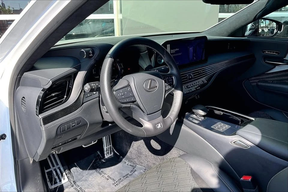 2023 Lexus LS 5th Gen - Image 10 of 19