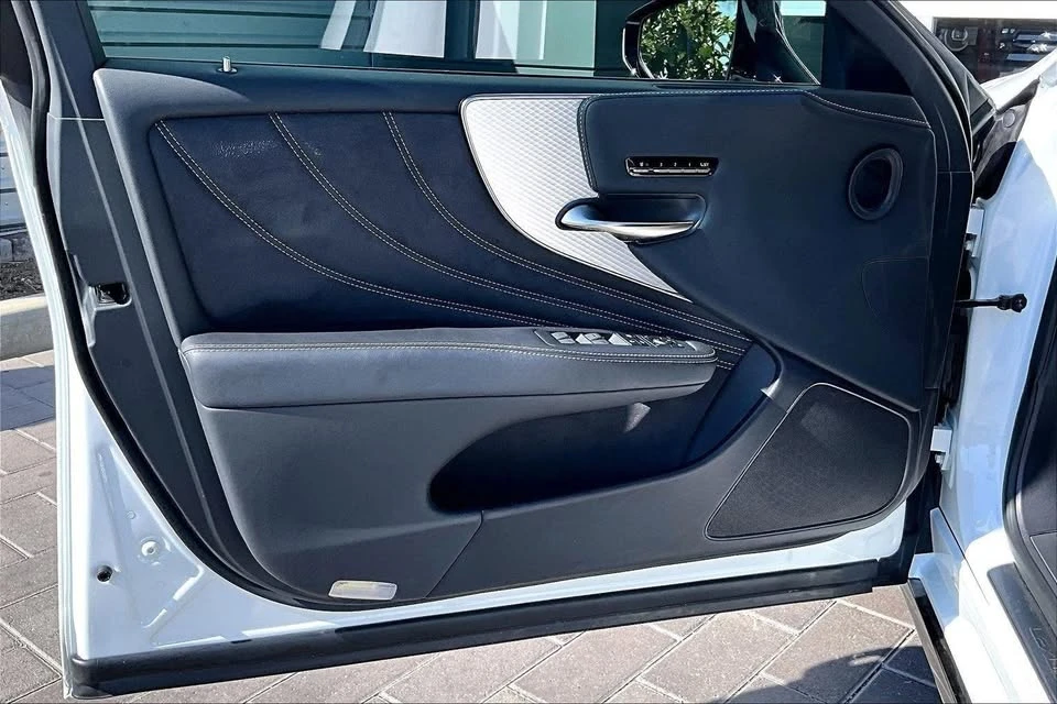 2023 Lexus LS 5th Gen - Image 16 of 19