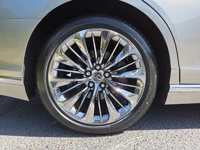 2023 Lexus LS 5th Gen - Image 6 of 10