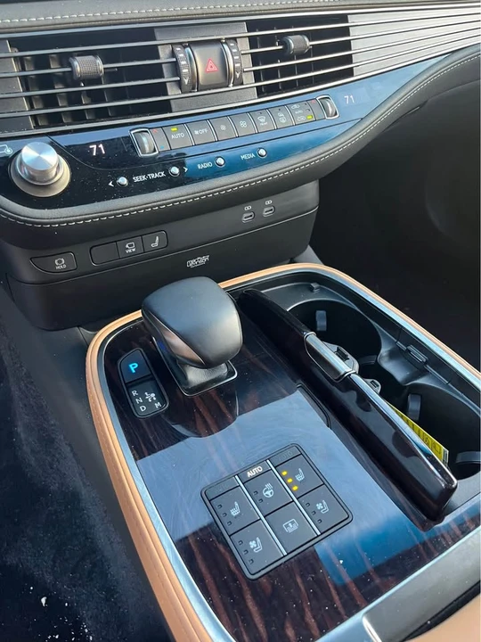 2023 Lexus LS 5th Gen - Image 12 of 20