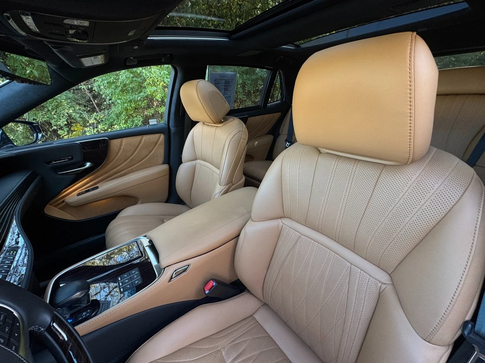 2023 Lexus LS 5th Gen - Image 11 of 12