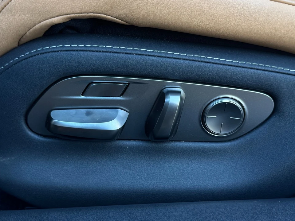2023 Lexus LS 5th Gen - Image 16 of 21