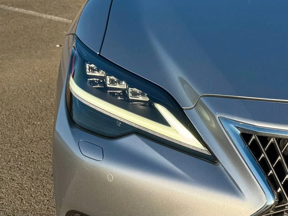 2023 Lexus LS 5th Gen - Image 12 of 18