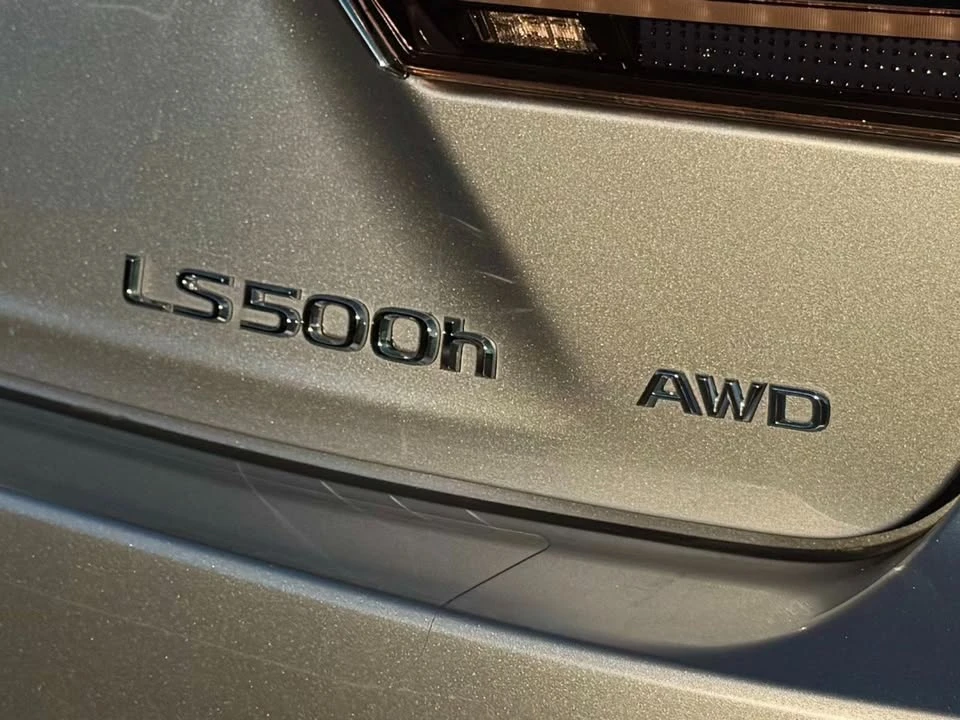 2023 Lexus LS 5th Gen - Image 17 of 18