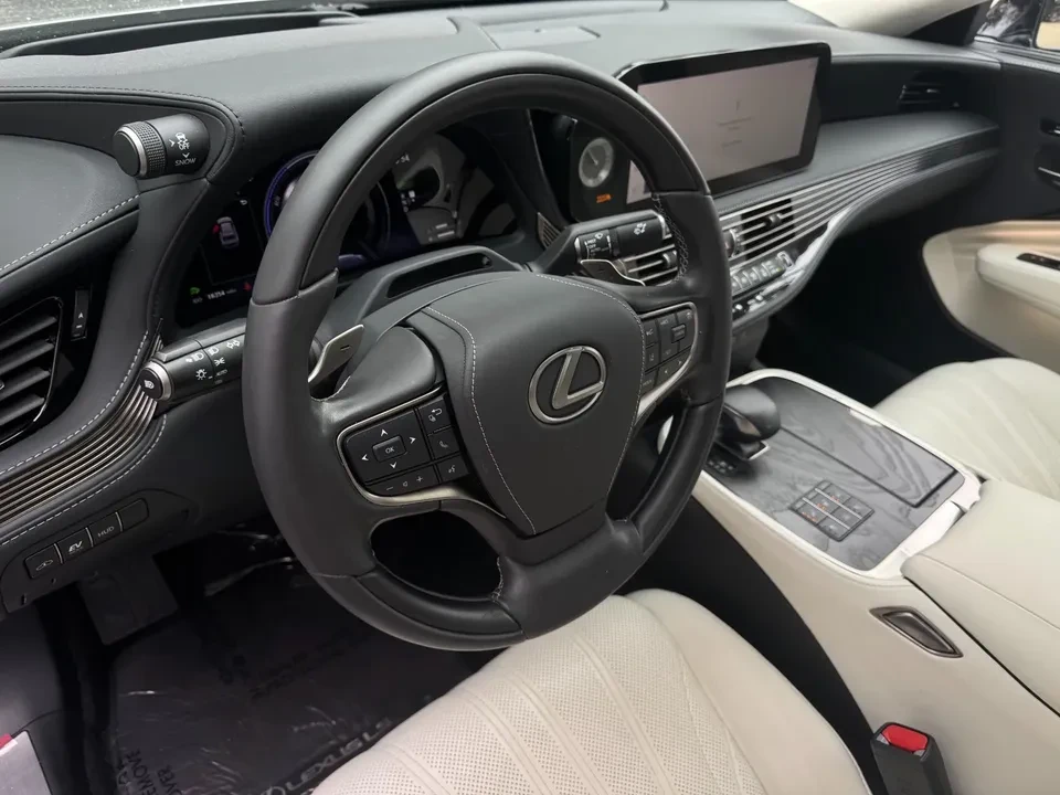 2023 Lexus LS 5th Gen - Image 4 of 5